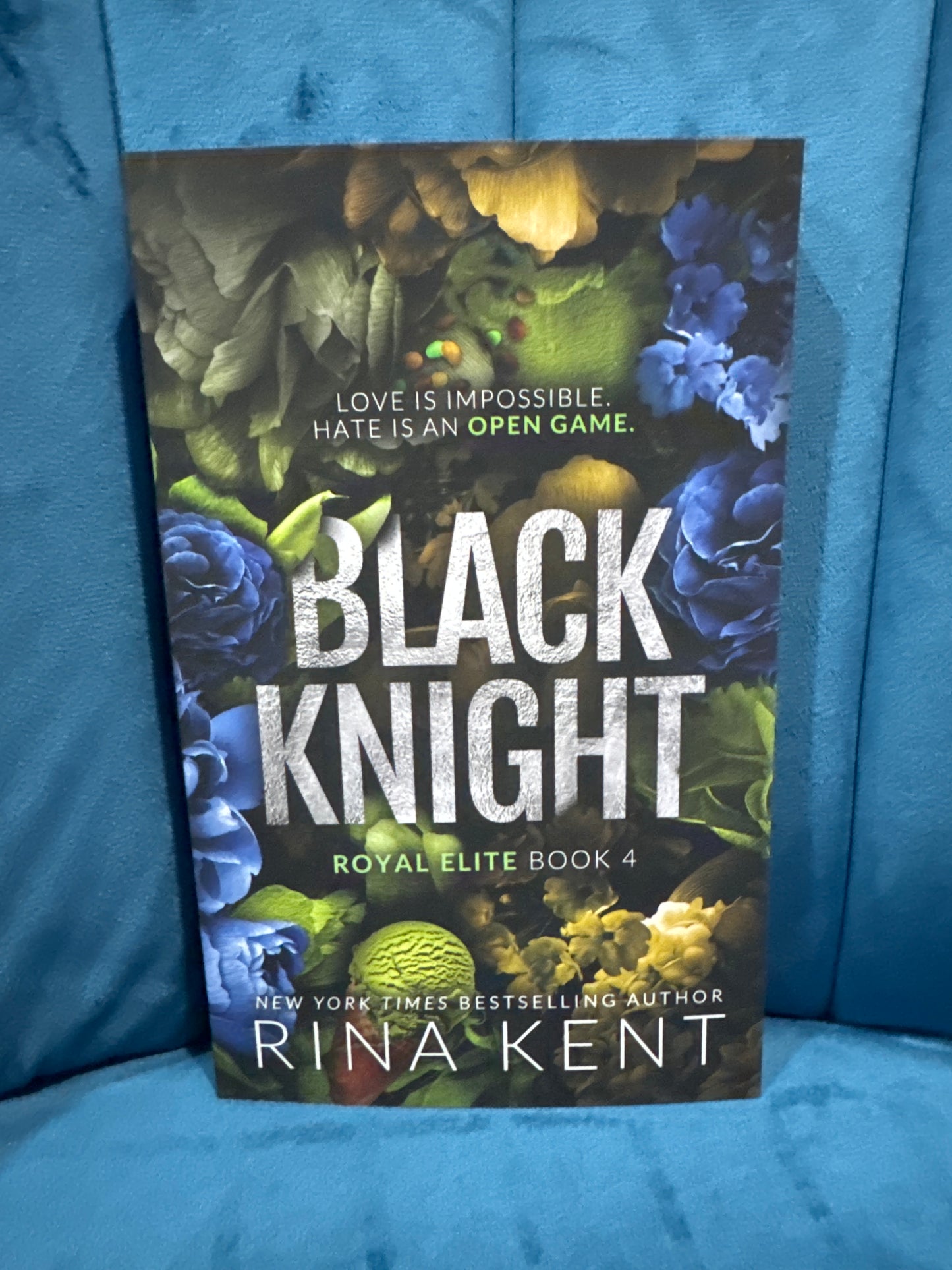 Black knight- Rina Kent (paperback)